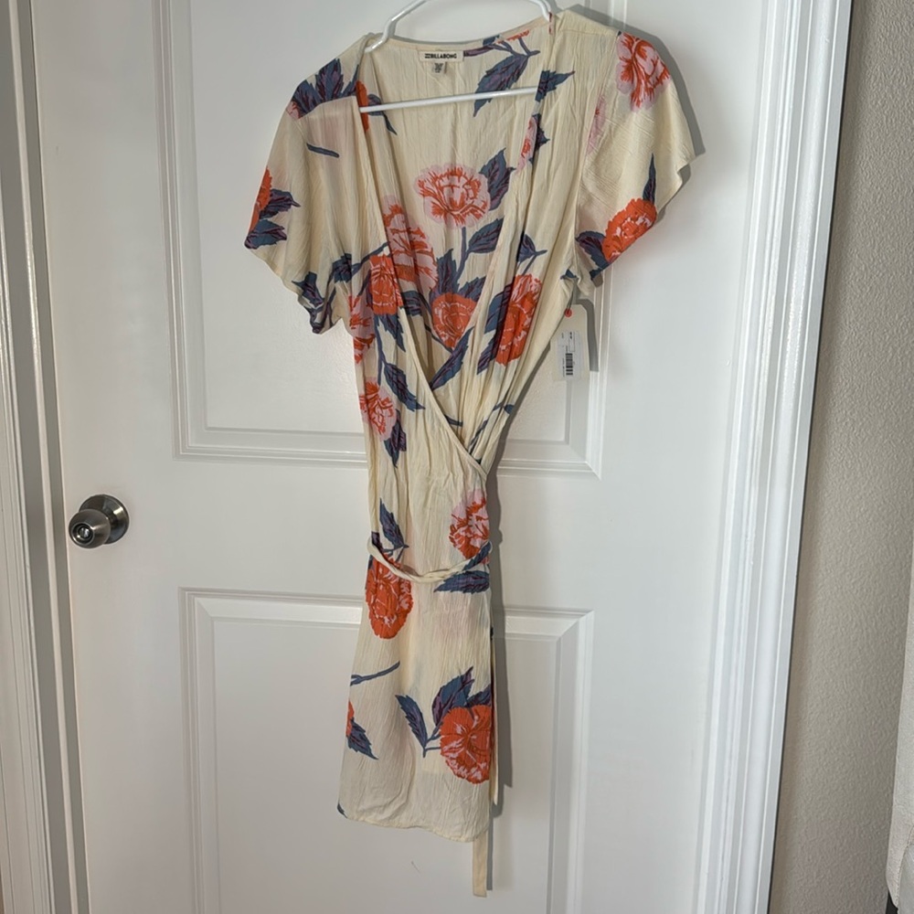 Women Billabong wrap dress